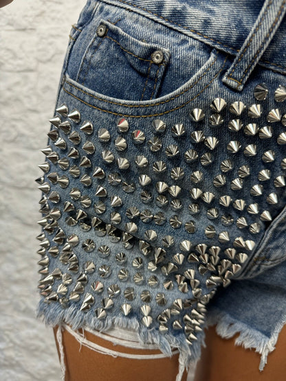 Short blu in denim con borchie