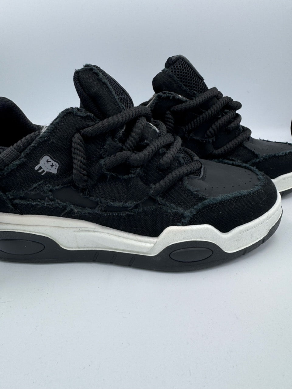 Sneakers nere con big laces e dettagli effetto rovinato