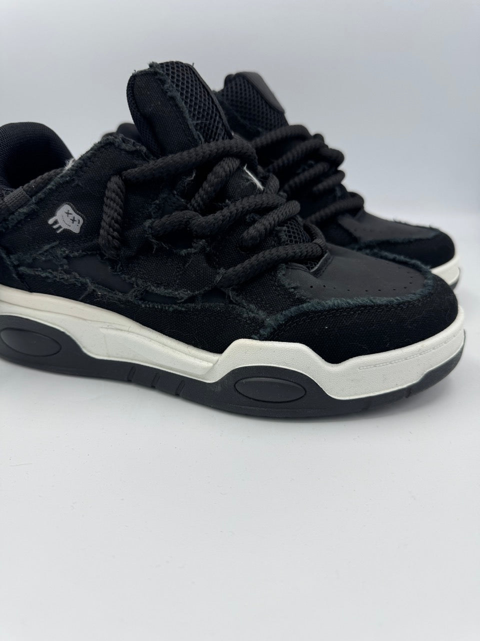 Sneakers nere con big laces e dettagli effetto rovinato