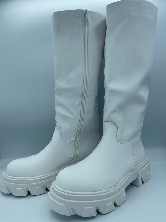 Stivale alto bianco con zip laterale e suola carrarmato