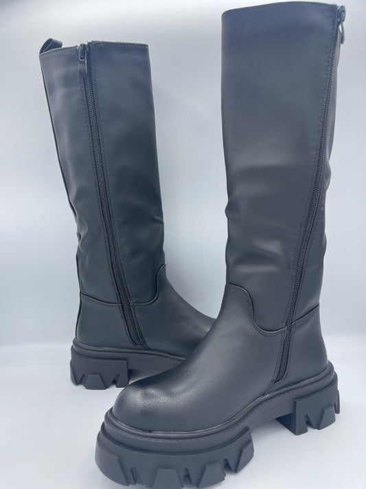 Stivale alto nero con zip laterale e suola carrarmato