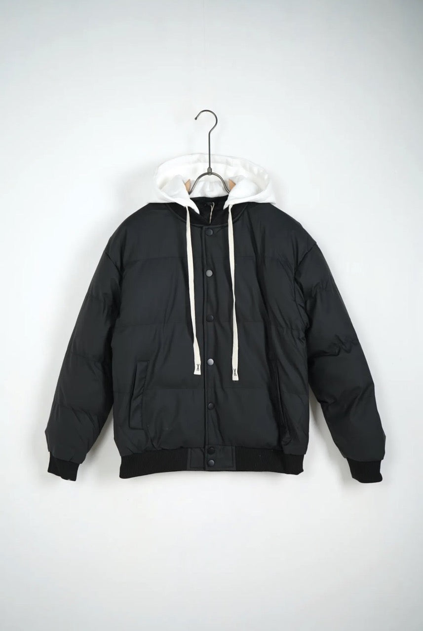 Bomber nero imbottito con cappuccio bianco e scritta "BLESSED" - OVERSIZE