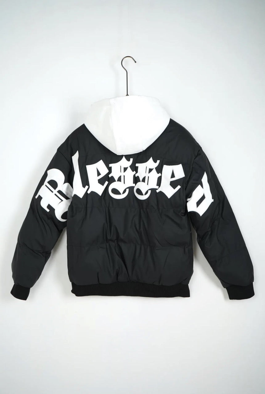 Bomber nero imbottito con cappuccio bianco e scritta "BLESSED" - OVERSIZE