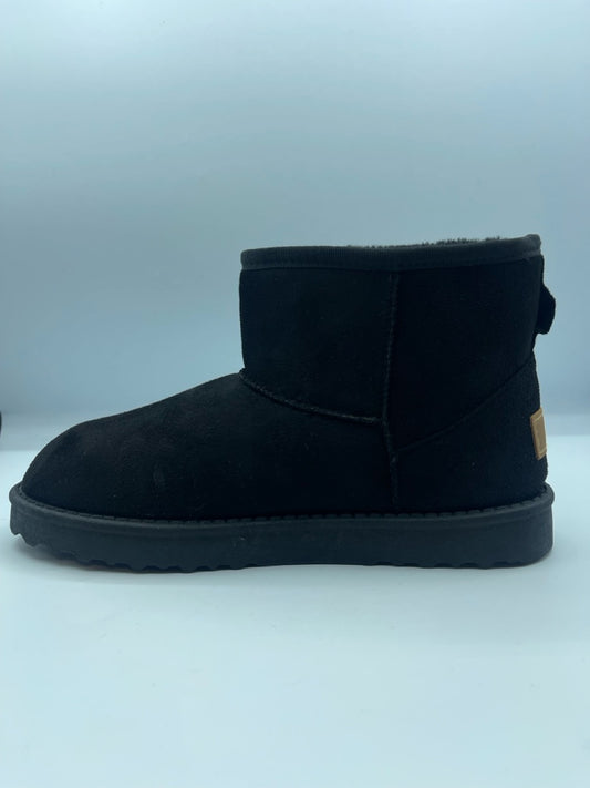 Stivaletto nero imbottito con caviglia bassa