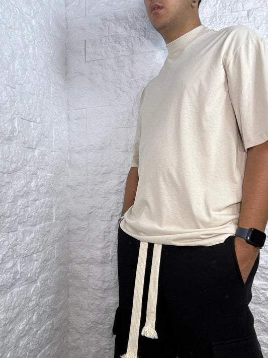 T-shirt beige in tinta unita con mezzo collo alto
