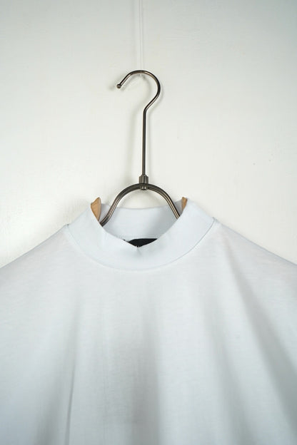 T-shirt bianca in tinta unita con mezzo collo alto
