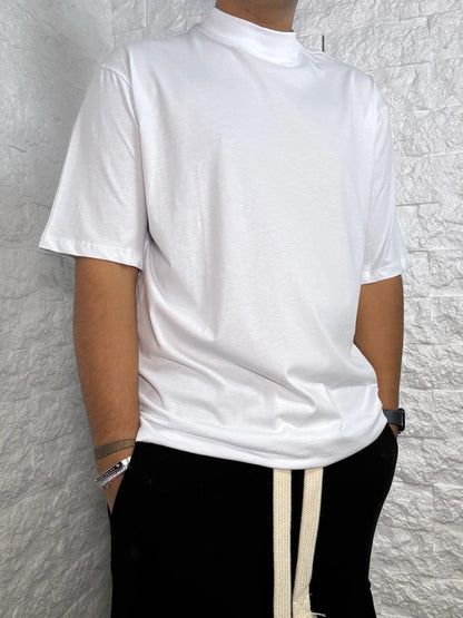 T-shirt bianca in tinta unita con mezzo collo alto