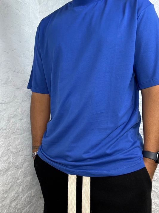T-shirt blu in tinta unita con mezzo collo alto