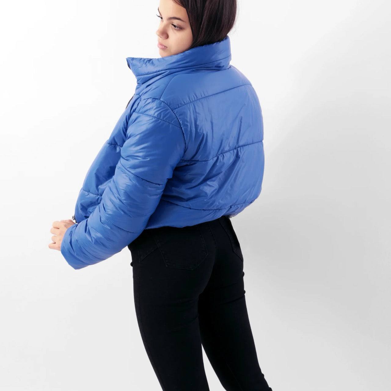 Bomber crop imbottito tinta unita con collo alto