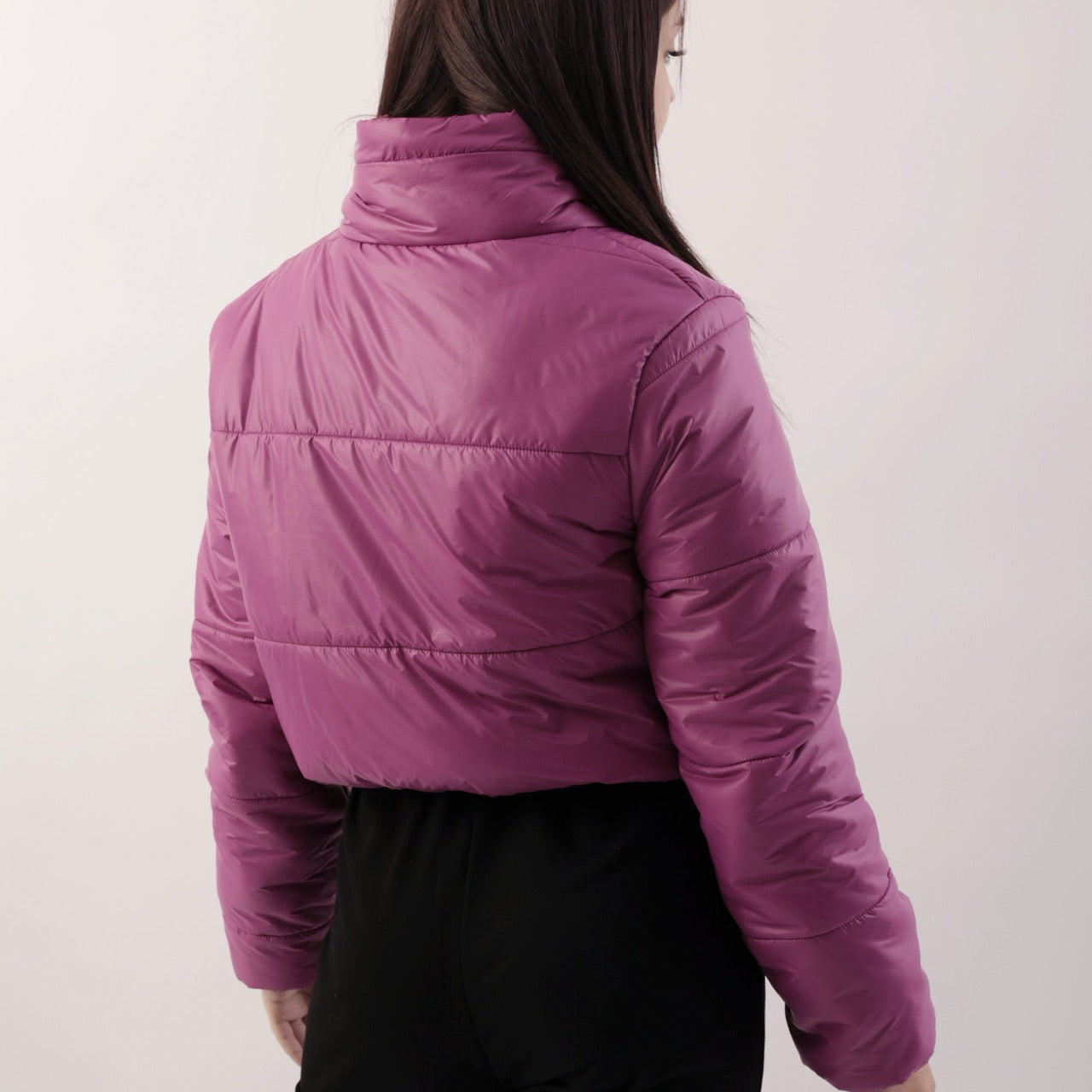 Bomber crop imbottito tinta unita con collo alto