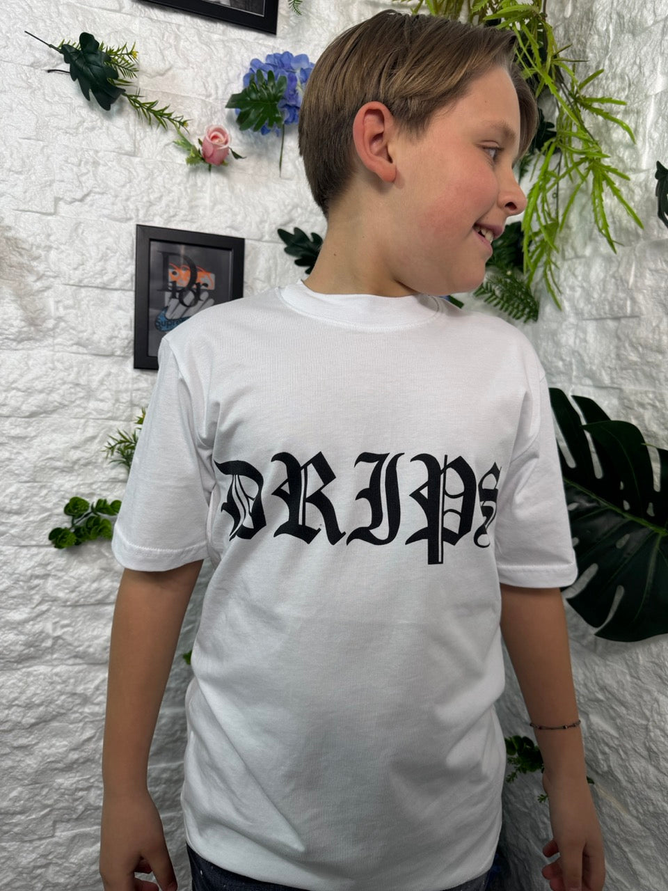 T-shirt bianca con stampa "DRIPS" e sneaker fluo 10-16 anni