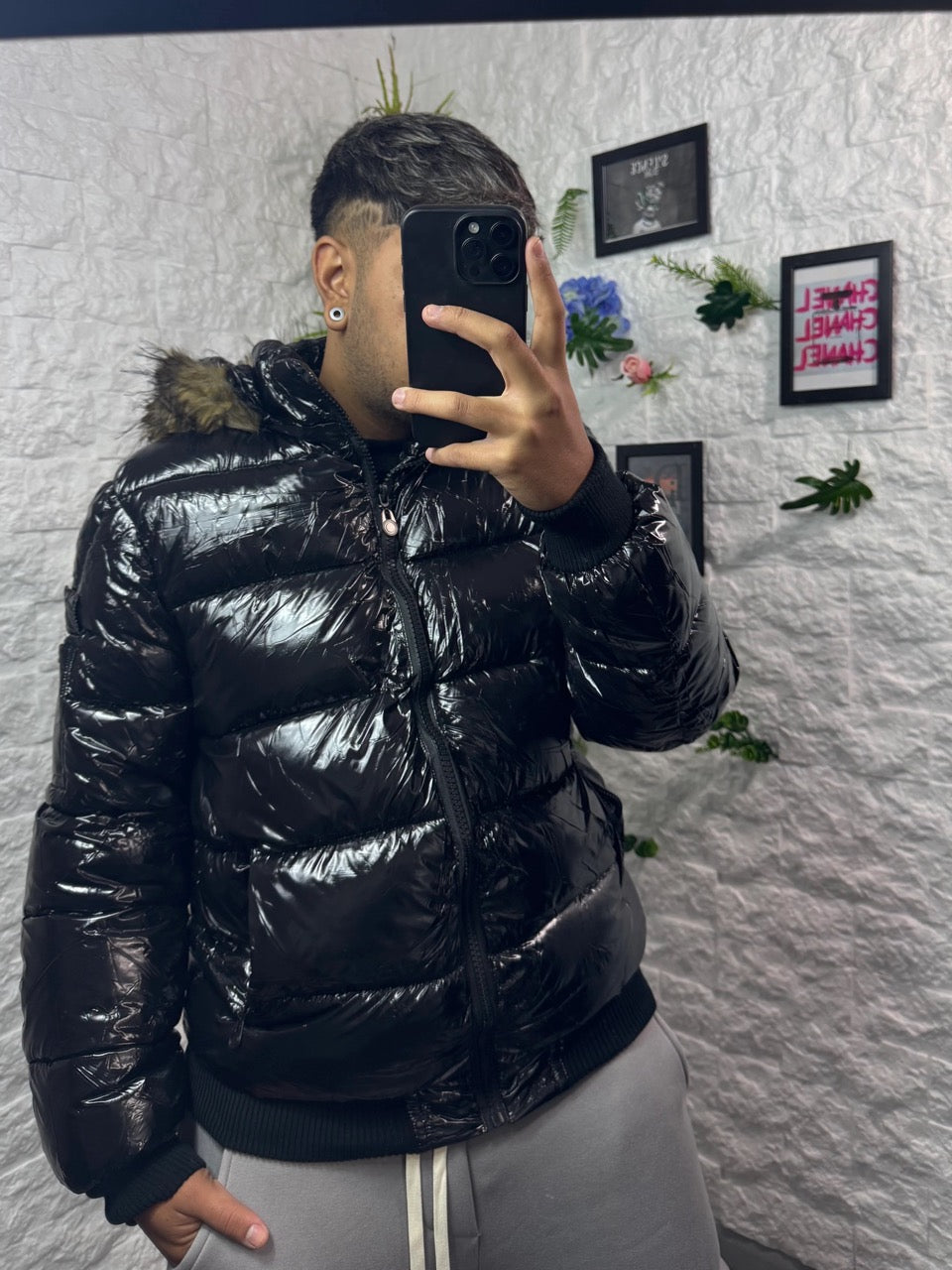 Bomber nero lucido con cappuccio e pelliccia