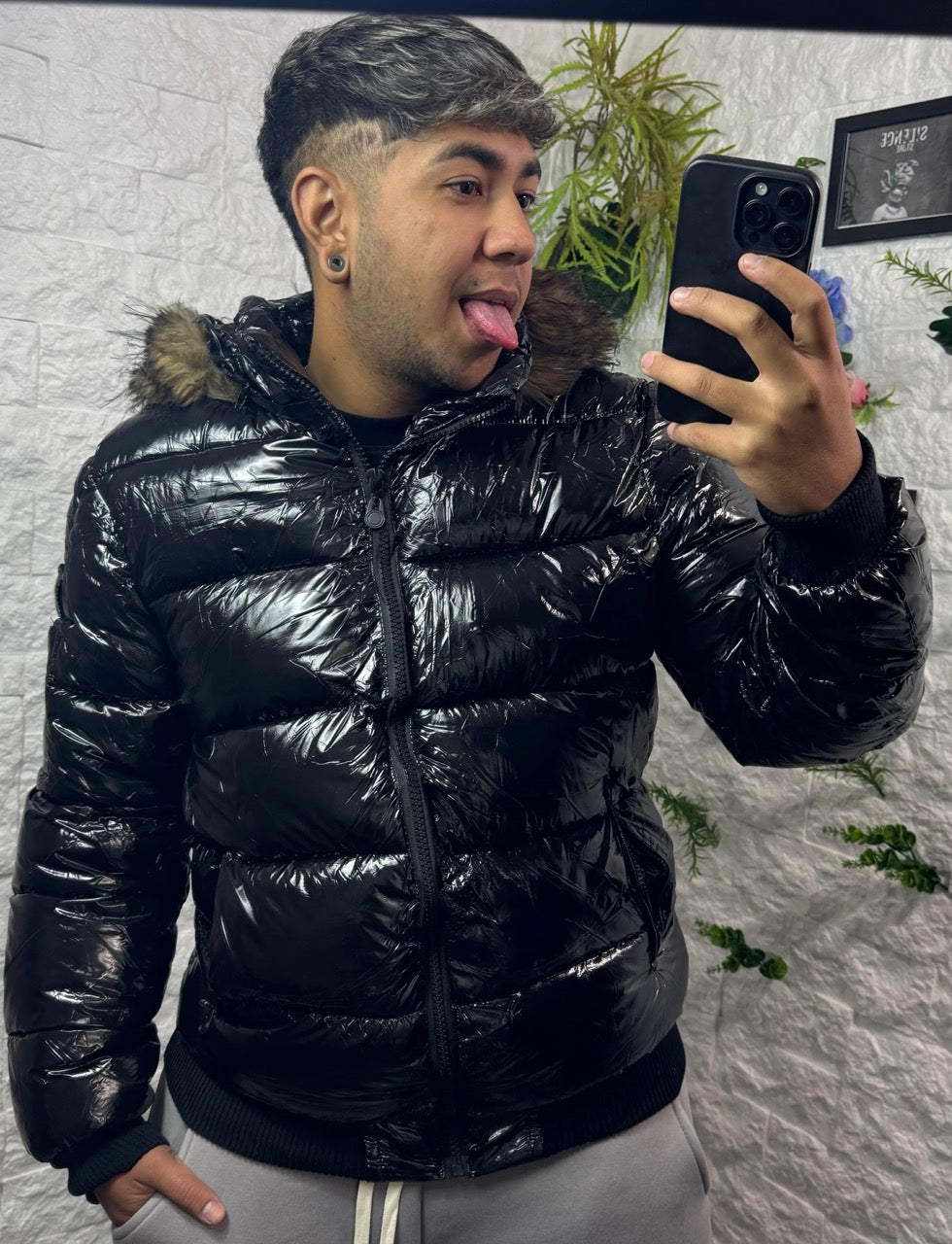 Bomber nero lucido con cappuccio e pelliccia