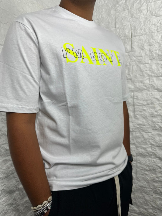 T-shirt bianca con scritta "I'M NOT A SAINT" in giallo fluo