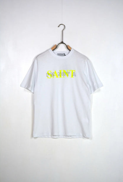 T-shirt bianca con scritta "I'M NOT A SAINT" in giallo fluo