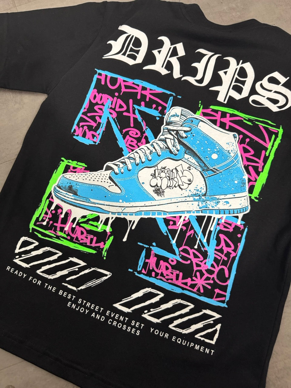 T-shirt nera con stampa sneaker e scritte fluo 10-16 anni