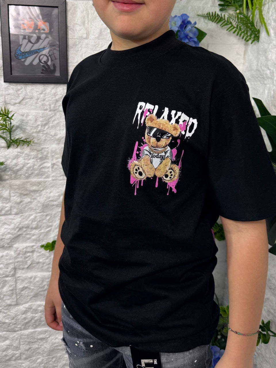 T-shirt nera con stampa orso e scritta "RELAX" fucsia 10-16 anni
