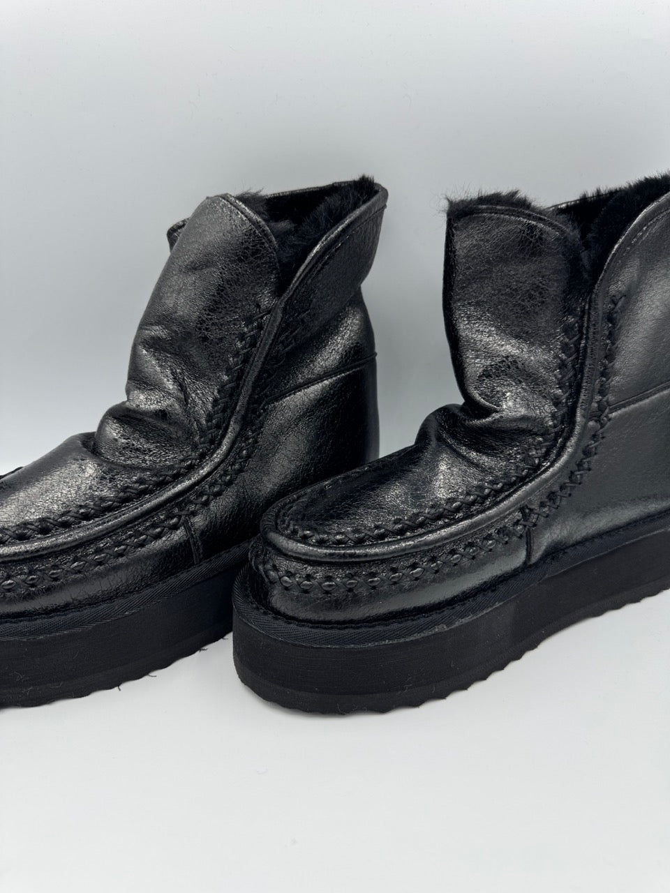 Stivale nero in ecopelliccia con platform cucita