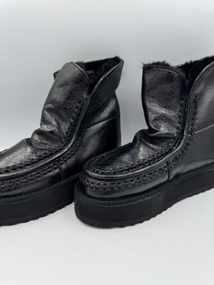 Stivale nero in ecopelliccia con platform cucita