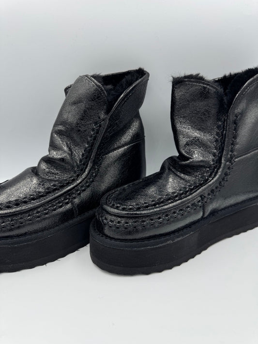 Stivale nero in ecopelliccia con platform cucita