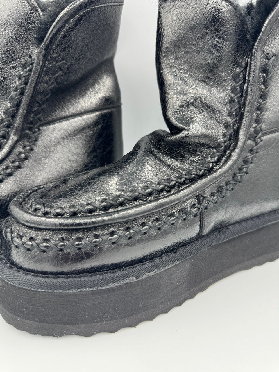 Stivale nero in ecopelliccia con platform cucita