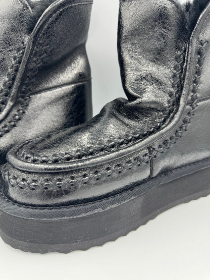 Stivale nero in ecopelliccia con platform cucita