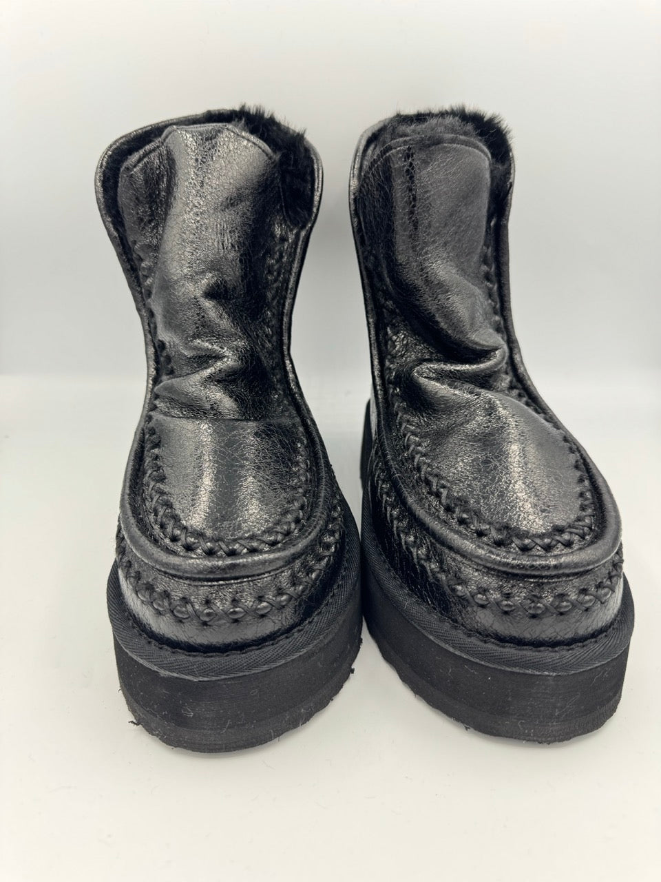 Stivale nero in ecopelliccia con platform cucita