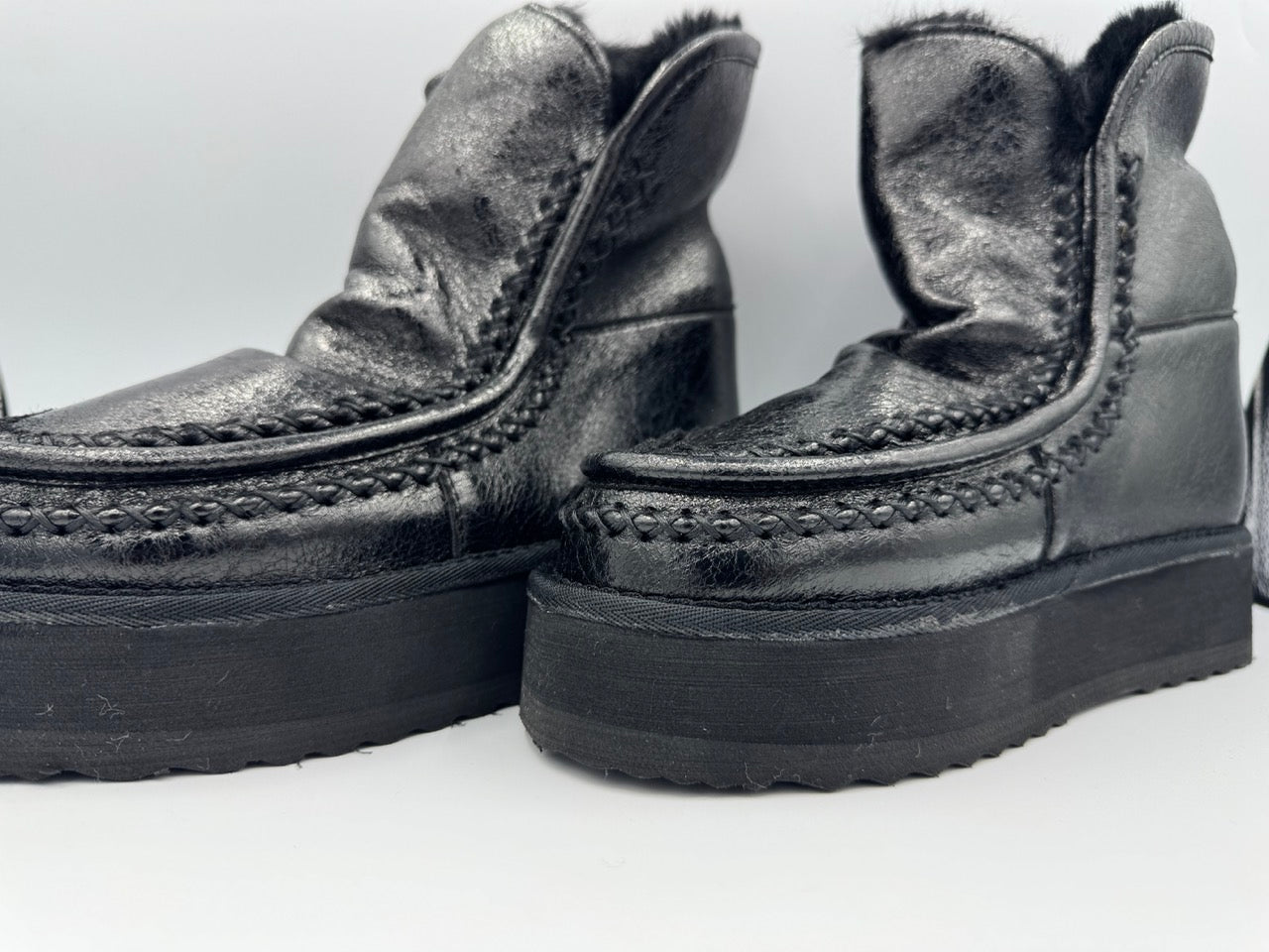 Stivale nero in ecopelliccia con platform cucita