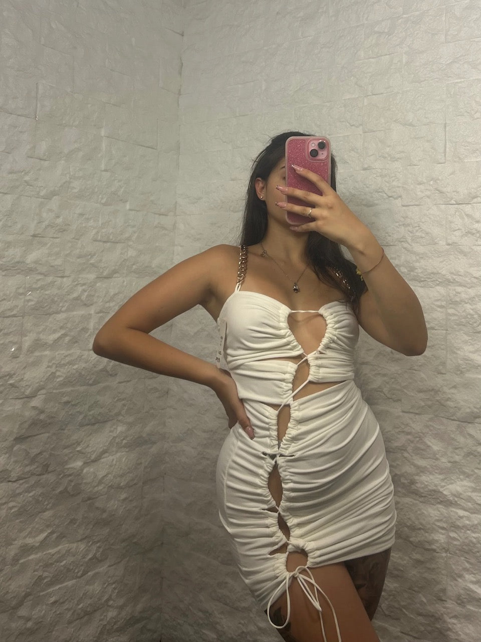 Vestito corto bianco elasticizzato con spalline a catena e cut-out