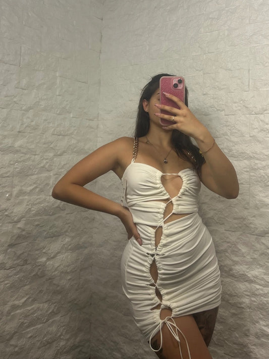 Vestito corto bianco elasticizzato con spalline a catena e cut-out