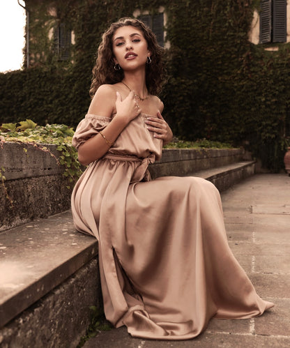 Abito lungo beige in raso con maniche a palloncino maxi spacco e cintura