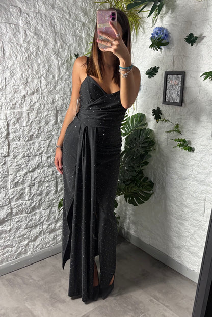 Abito lungo nero elasticizzato con brillantini e spacco drappeggiato