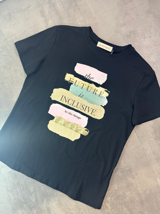 T-shirt nera in cotone in tinta unita con mezza manica e scritta "INCLUSIVE"