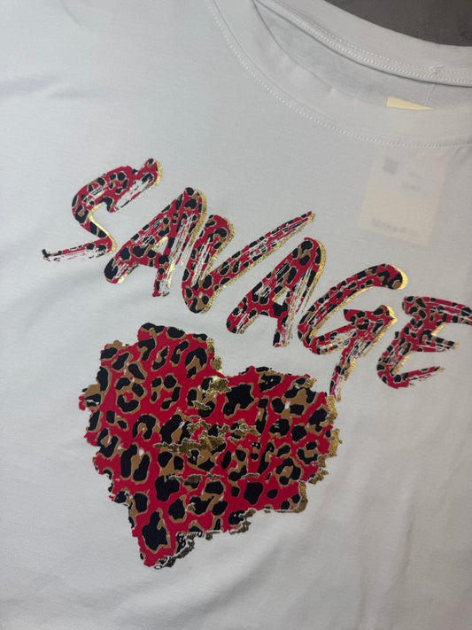T-shirt bianca in cotone con stampa "SAVAGE" e cuore leopardato - OVERSIZE
