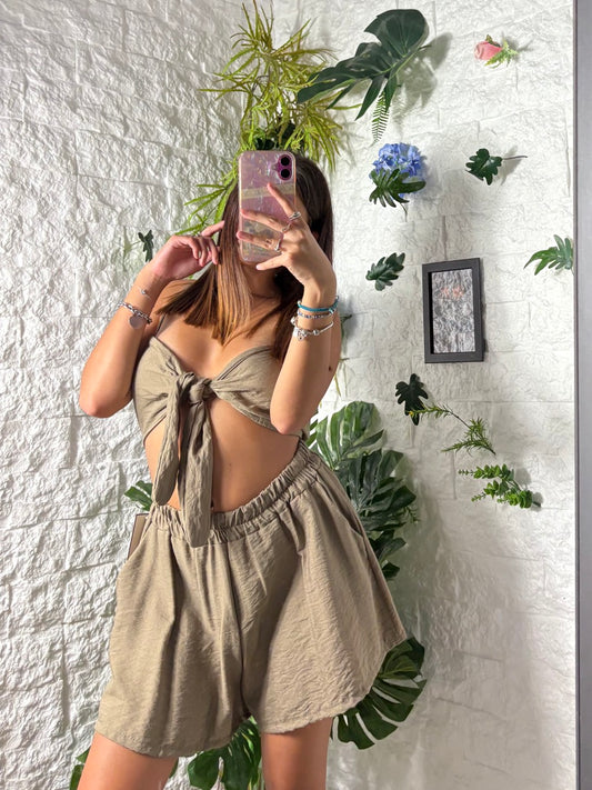 Completo nocciola in simil lino con top a fiocco e short elasticizzati