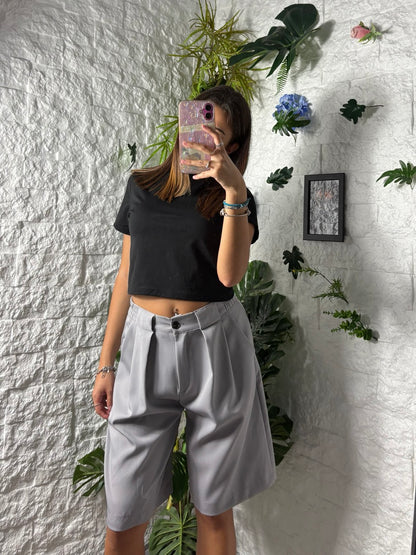 Bermuda elegante in tinta unita con pences