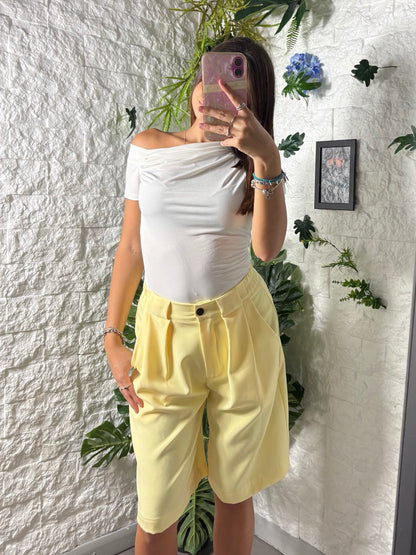 Bermuda elegante in tinta unita con pences