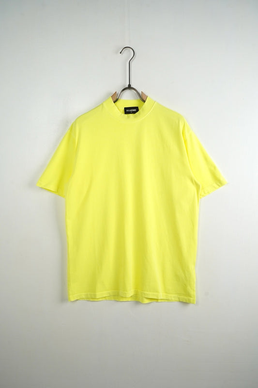 T-shirt over a mezzo collo alto giallo fluo