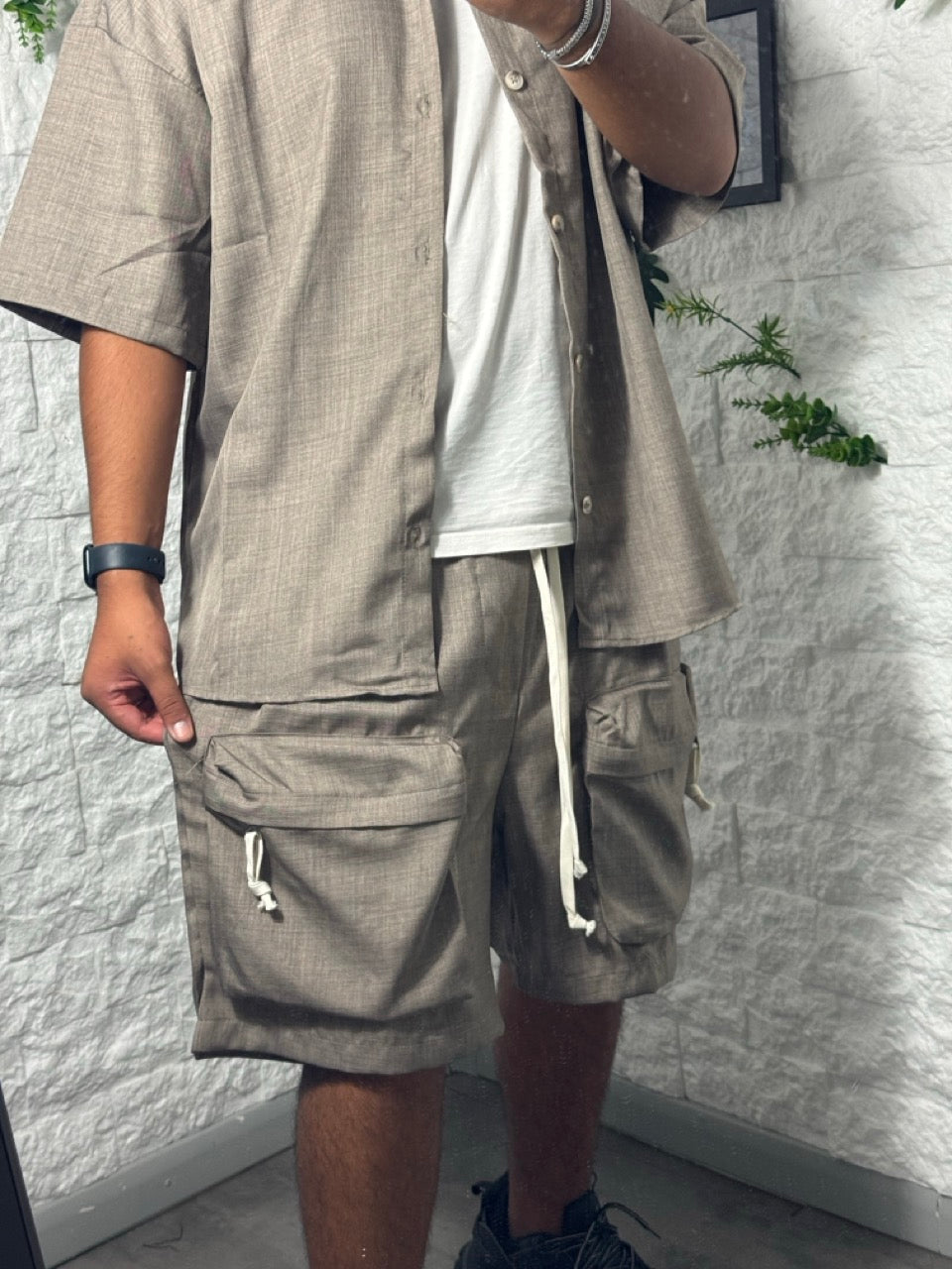 Completo fango con camicia e pantaloncino cargo con tasche frontali
