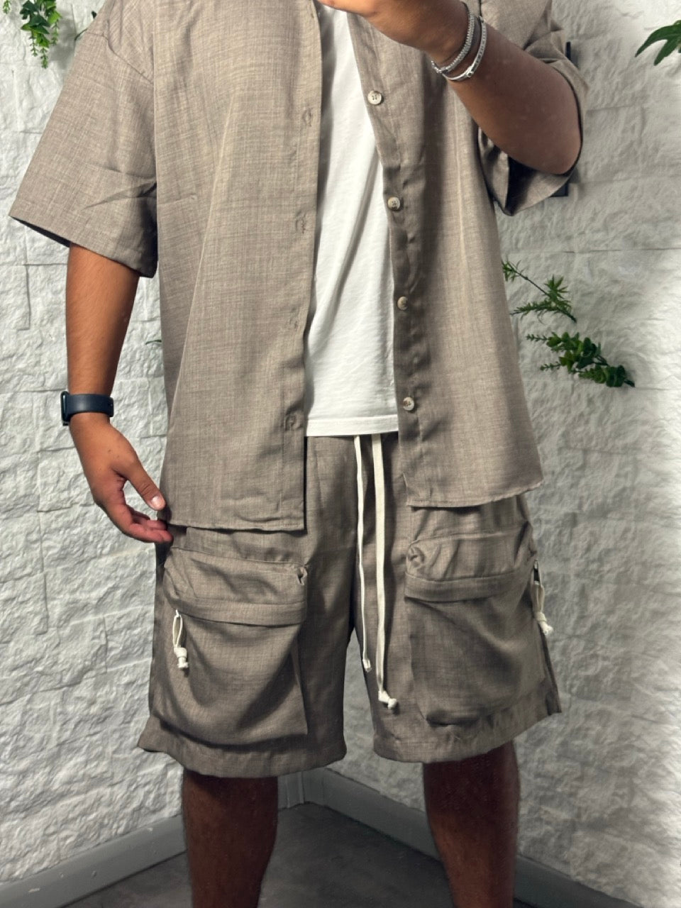 Completo fango con camicia e pantaloncino cargo con tasche frontali