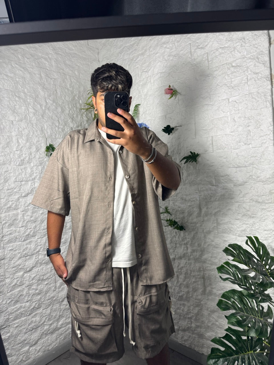 Completo fango con camicia e pantaloncino cargo con tasche frontali