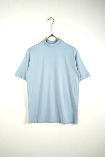 T-shirt celeste in tinta unita con mezzo collo alto