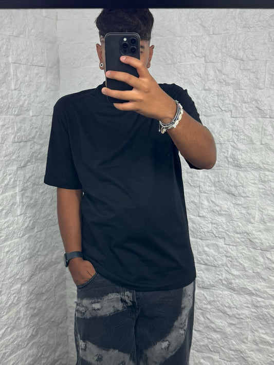 T-shirt nera in tinta unita con mezzo collo alto e stampa "MONEY"