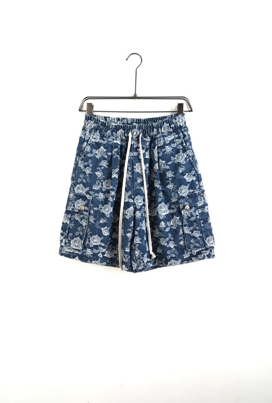 Pantaloncino cargo blu in cotone con stampa a rose e tasche laterali
