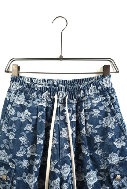 Pantaloncino cargo blu in cotone con stampa a rose e tasche laterali