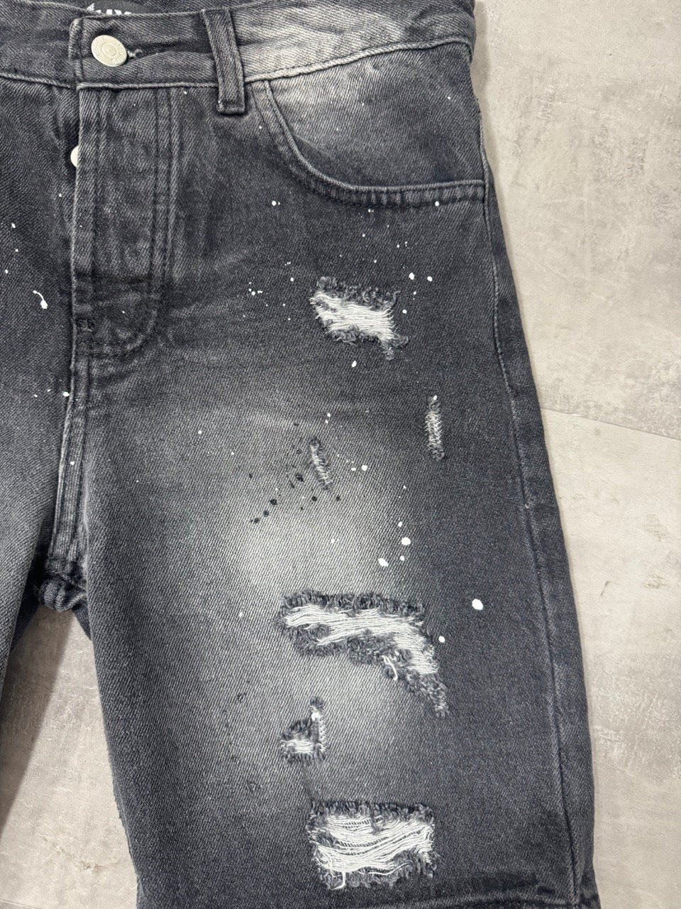 Pantaloncino bermuda grigio in denim con strappi e schizzi di vernice - MOD DSQ