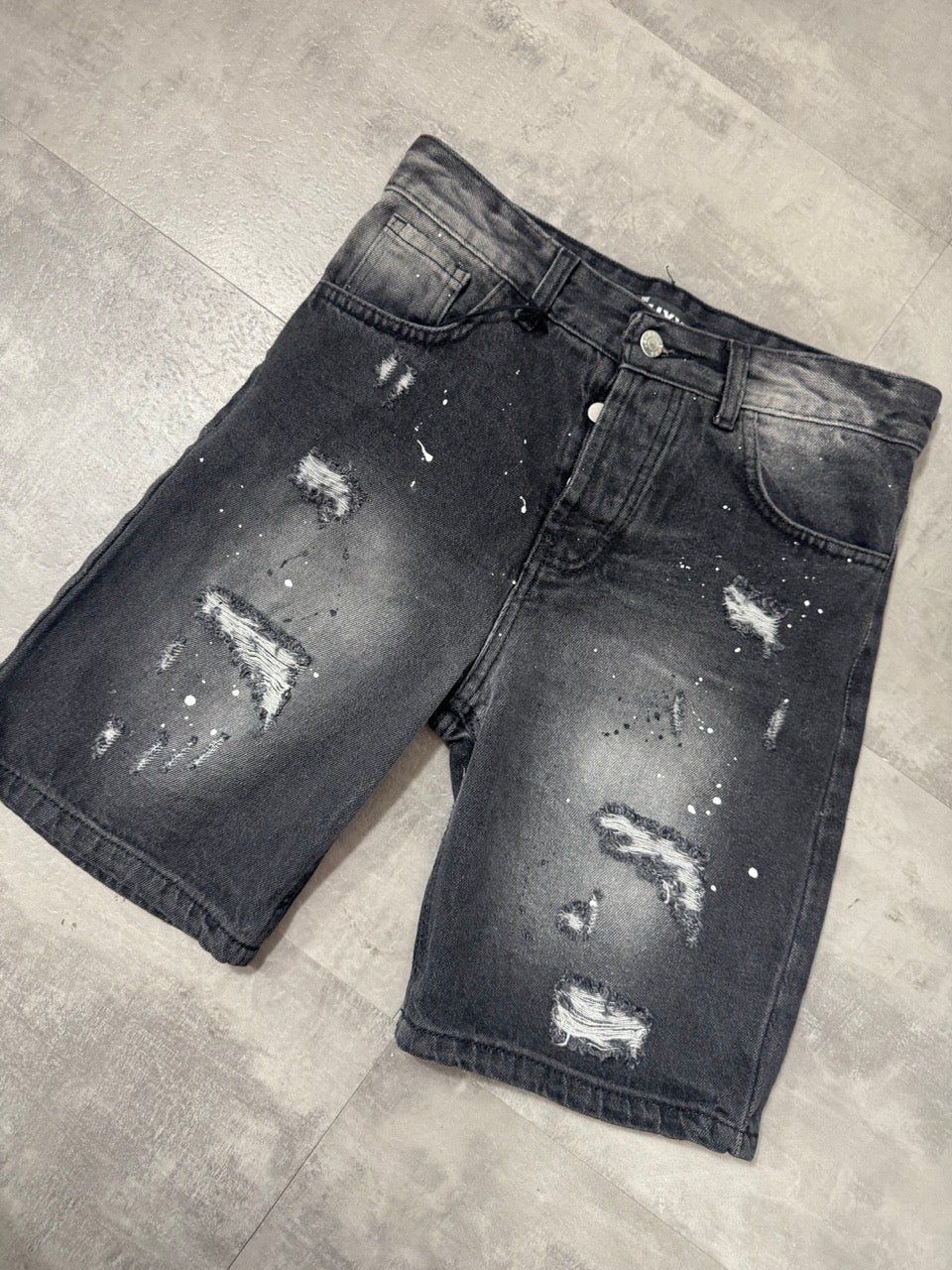 Pantaloncino bermuda grigio in denim con strappi e schizzi di vernice - MOD DSQ