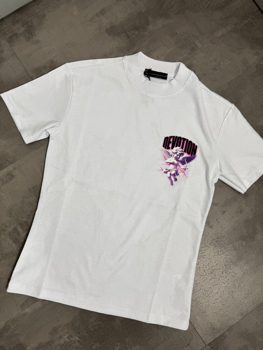 T-shirt bianca con mezzo collo alto e scritta "DEVOTION" e dettagli viola