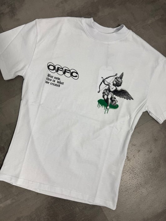 T-shirt bianca con mezzo collo alto e scritta "OFFC" e dettagli effetto vernice