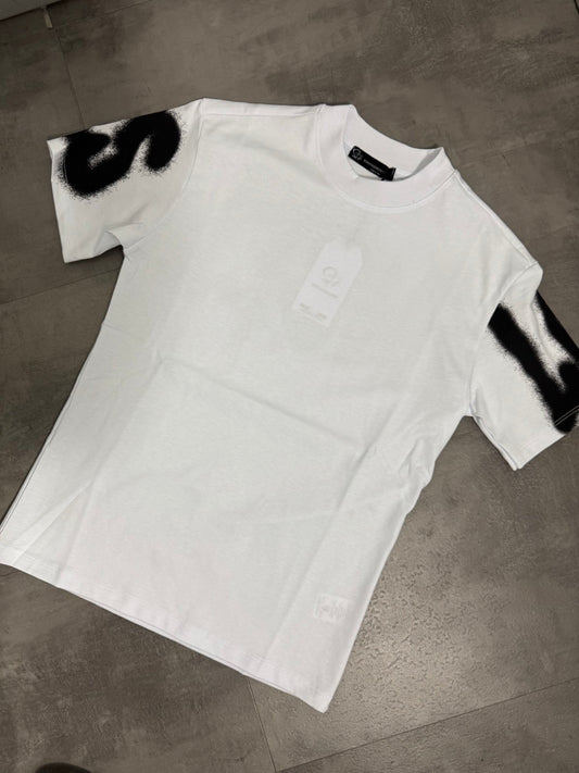 T-shirt bianca a mezzo collo alto con scritta "LOS ANGELES" effetto spray